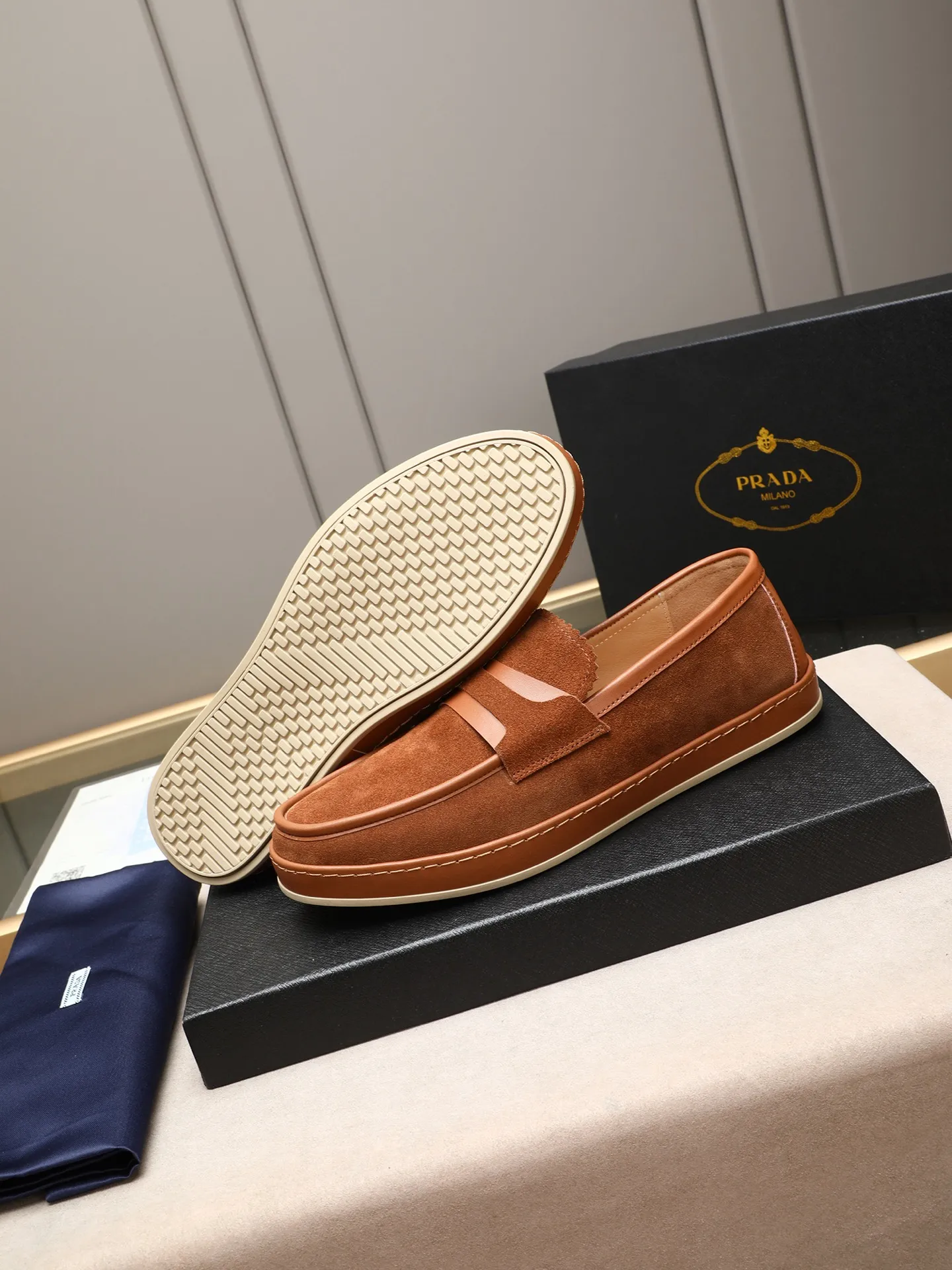 Men's men's shoes 💰P420 🆕🔥New update🔥👟PRADA (Prada) new products are released, imported soft cowhide, fashionable to allow air to penetrate the entire shoe, and the awesome shoes [strong] bring an extremely comfortable and breathable feeling! Beautiful inside and out! Exquisite workmanship, top-grade cowhide material, 😌Number: 38~44 (45 customized) 4 colors of black, blue, gray to choose from.